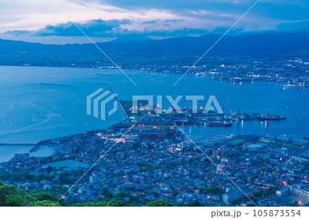 （北海道）函館山展望台から見る函館市　夕景 105873554