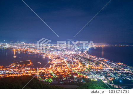 (北海道)函館山展望台から見る函館市の夜景 (北海道)函館山展望台から見る函館市の夜景 105873755