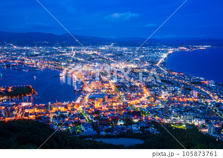 (北海道)函館山展望台から見る函館市の夜景 (北海道)函館山展望台から見る函館市の夜景 105873761