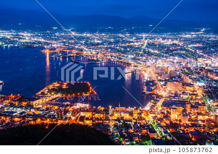 (北海道)函館山展望台から見る函館市の夜景 (北海道)函館山展望台から見る函館市の夜景 105873762