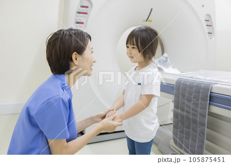 CT検査を受ける子供を励ます女性放射線技師 105875451