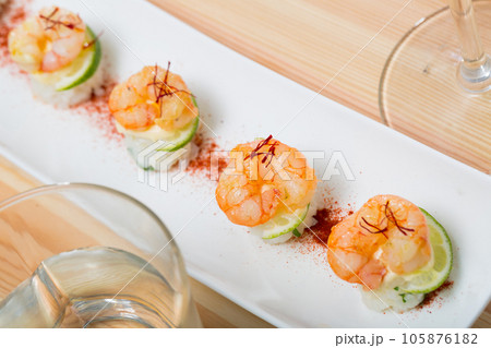 Fried shrimps on rice with lime and saffron 105876182
