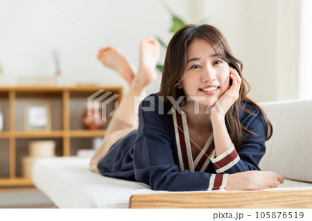 リビングでくつろぐ若い女性 105876519
