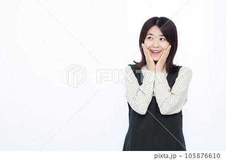 白い背景の前でびっくりしている30代の女性 105876610