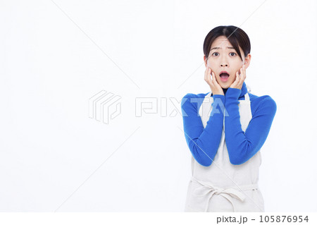 白い背景の前でびっくりしている30代の主婦 105876954