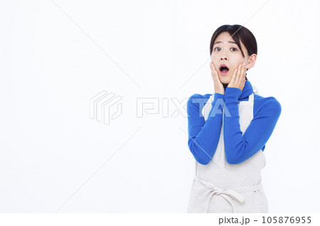 白い背景の前でびっくりしている30代の主婦 105876955