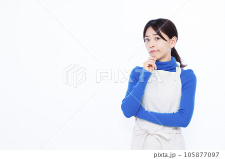 白い背景の前で悩んでいる30代の主婦 105877097