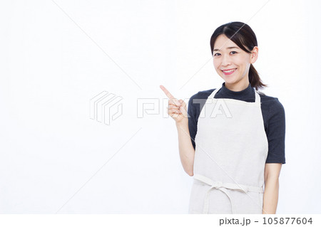 白い背景の前で人差し指を立てる30代の主婦 105877604