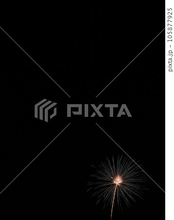 背景素材 打ち上げ花火 コピースペース有り 黒バック 背景素材 打ち上げ花火 コピースペース有り 黒バック 105877925
