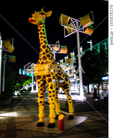 街の通りに立つキリン 105878170