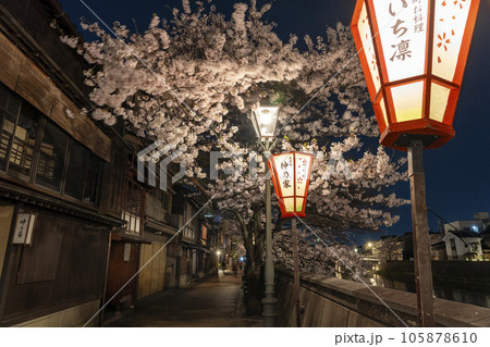 金沢のさくら名所・主計町茶屋街の夜桜 金沢のさくら名所・主計町茶屋街の夜桜 105878610
