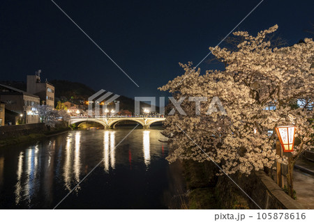 金沢の主計町茶屋街の夜桜とライトアップされた浅野川大橋 金沢の主計町茶屋街の夜桜とライトアップされた浅野川大橋 105878616
