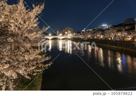 金沢のさくら名所・主計町茶屋街界隈の夜桜とライトアップされた浅野川大橋 金沢のさくら名所・主計町茶屋街界隈の夜桜とライトアップされた浅野川大橋 105878622