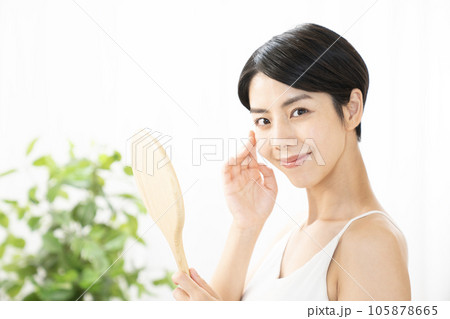 ビューティー　手鏡を持って微笑む女性 105878665
