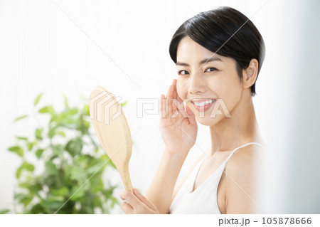ビューティー　微笑む女性 105878666