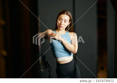 ジムでストレッチをするスポーツウェア姿の女性 105878912