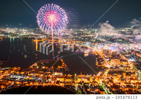 （北海道）函館山展望台から見る函館の街と花火 105879113