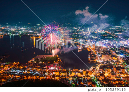 （北海道）函館山展望台から見る函館の街と花火 105879116