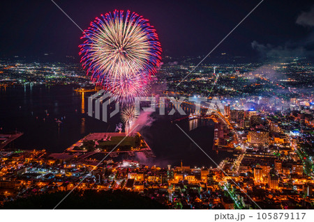 （北海道）函館山展望台から見る函館の街と花火 105879117