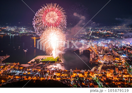 （北海道）函館山展望台から見る函館の街と花火 105879119