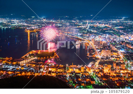 (北海道)函館山展望台から見る函館の街と花火 (北海道)函館山展望台から見る函館の街と花火 105879120