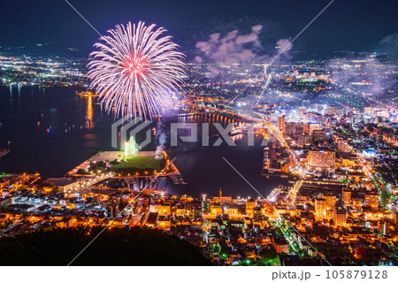 （北海道）函館山展望台から見る函館の街と花火 105879128