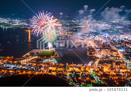 （北海道）函館山展望台から見る函館の街と花火 105879131