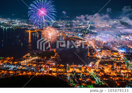 （北海道）函館山展望台から見る函館の街と花火 105879133