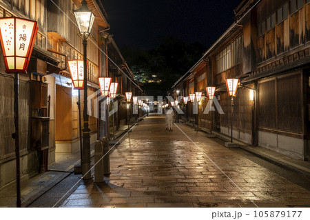 金沢の人気観光地・ひがし茶屋街の夜景 金沢の人気観光地・ひがし茶屋街の夜景 105879177