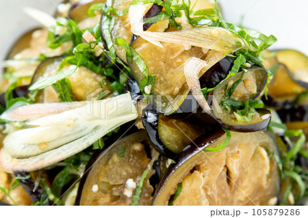 なすの香味野菜(みょうが・大葉)和えのアップ。 なすの香味野菜(みょうが・大葉)和えのアップ。 105879286