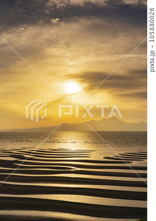 「日本の渚百選」御輿来海岸の夕日と有明海 「日本の渚百選」御輿来海岸の夕日と有明海 105880026