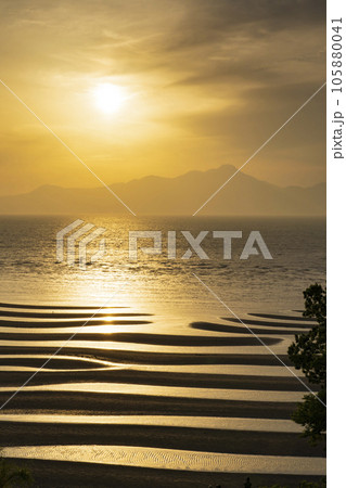 「日本の渚百選」御輿来海岸の夕日と有明海 「日本の渚百選」御輿来海岸の夕日と有明海 105880041