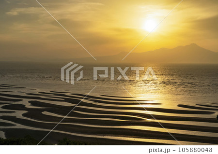 「日本の渚百選」御輿来海岸の夕日と有明海 「日本の渚百選」御輿来海岸の夕日と有明海 105880048