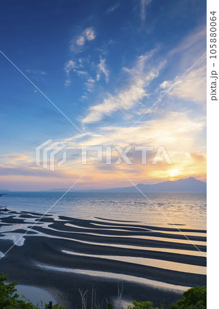 「日本の渚百選」御輿来海岸の夕日と有明海 「日本の渚百選」御輿来海岸の夕日と有明海 105880064