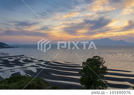 「日本の渚百選」御輿来海岸の夕日と有明海 「日本の渚百選」御輿来海岸の夕日と有明海 105880076