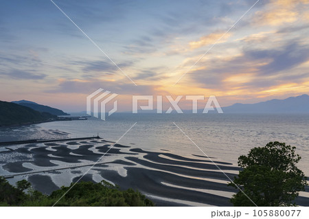 「日本の渚百選」御輿来海岸の夕日と有明海 「日本の渚百選」御輿来海岸の夕日と有明海 105880077