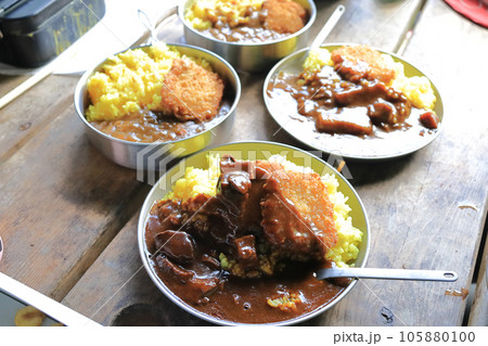 アウトドアで食べるカレーライス 105880100
