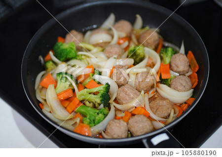 野菜と肉団子の甘酢あんかけを作る様子 野菜と肉団子の甘酢あんかけを作る様子 105880190