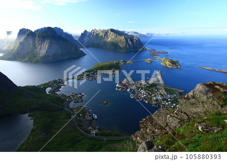 ロフォーテン諸島 レイネブリンゲンの眺め ロフォーテン諸島 レイネブリンゲンの眺め 105880393