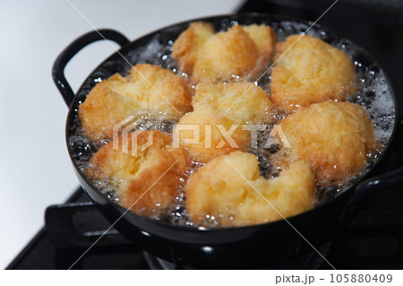 ホットケーキミックス粉で作るサーターアンダギー 105880409