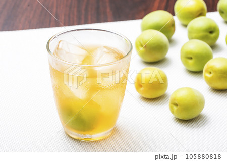 梅酒と梅の実　梅の実が入った梅酒　手作り果実酒　梅ジュース　アルコール飲料　イメージ素材 105880818