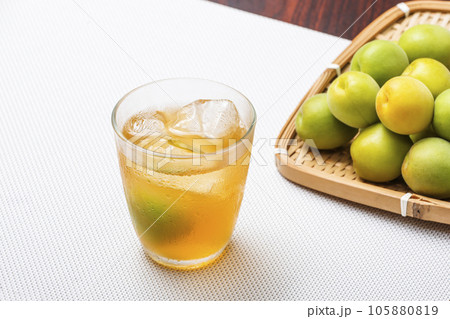 梅酒と梅の実 梅の実が入った梅酒 手作り果実酒 梅ジュース アルコール飲料 イメージ素材 梅酒と梅の実 梅の実が入った梅酒 手作り果実酒 梅ジュース アルコール飲料 イメージ素材 105880819