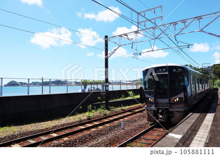 JR熊野灘をバックにJR紀勢本線・那智駅を通過する列車 JR熊野灘をバックにJR紀勢本線・那智駅を通過する列車 105881111