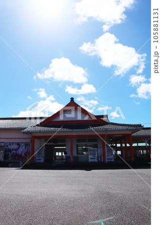JR紀勢本線・那智駅の趣ある駅舎 105881131
