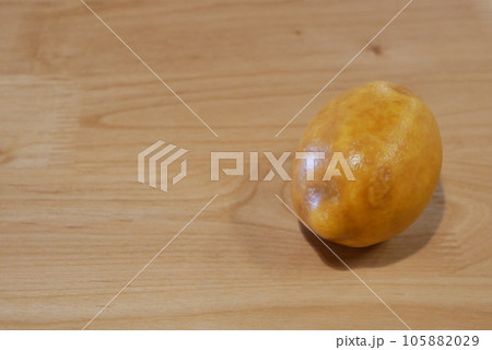 木のテーブルの上に置かれたレモン 105882029