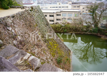 伊賀上野城の高石垣と西内堀（三重県伊賀市） 105882047