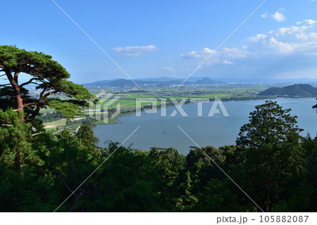 近江八幡・長命寺太郎坊権現社からの三上山方面の琵琶湖の絶景 105882087