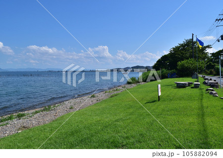 大津・琵琶湖の八屋戸浜の湖岸 105882094