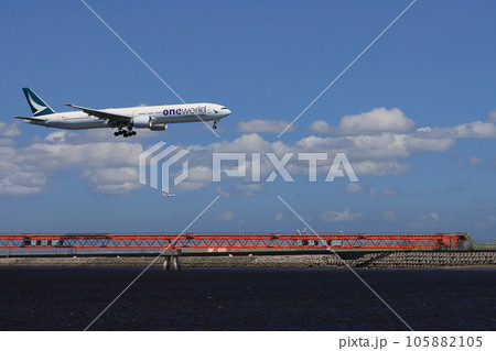 夏空を背景に着陸する旅客機　夏の空の旅 105882105