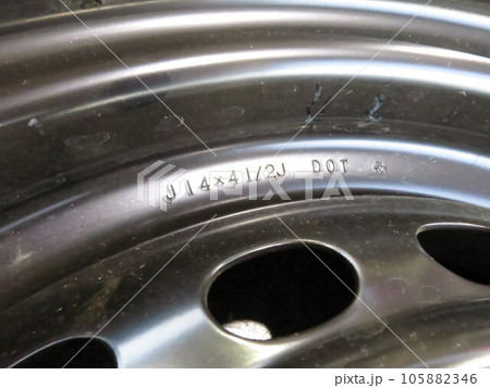 純正スチールホイールに刻印されているホイールサイズ 105882346